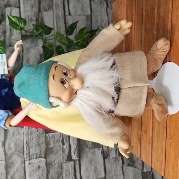 Ashton Drake Snow White & 7 Dwarfs Porcelain Doll Set - Picture 11 of 13